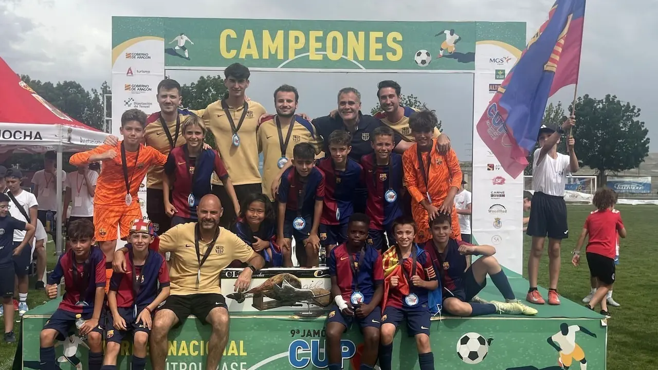 El FC Barcelona celebrando su triunfo en el torneo. Fotograf&iacute;a: Jam&oacute;n Cup.