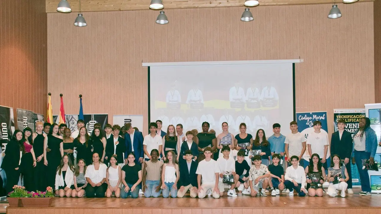 Foto de familia del Club Ib&oacute;n tras ser premiado. Fotograf&iacute;a: Club Ib&oacute;n.