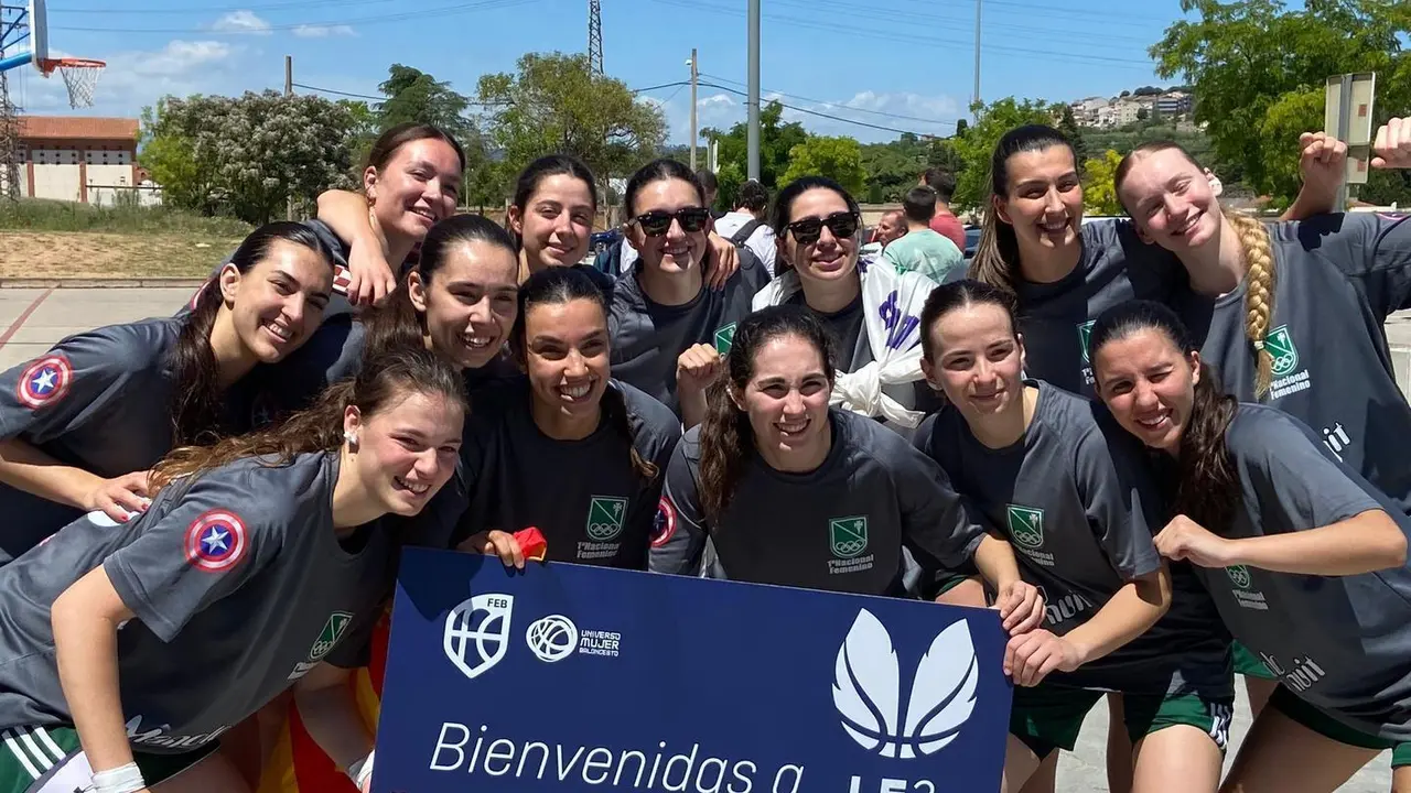 Las jugadoras del Stadium Casablanca festejando el ascenso a la tercera categor&iacute;a nacional en Manresa. Fotograf&iacute;a: Stadium Casablanca.