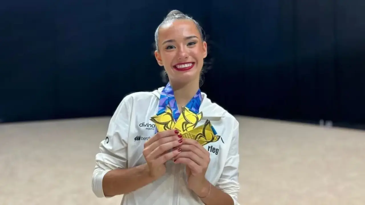 In&eacute;s Bergua luciendo tres medallas de oro. Foto:  RFEG