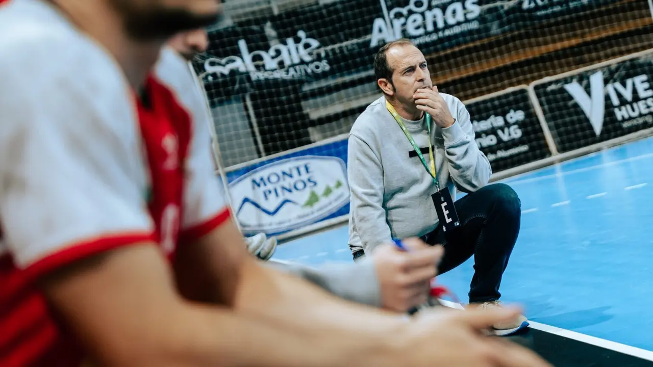 Jos&eacute; Nolasco, pensativo durante un partido. Fotograf&iacute;a: BM Huesca.