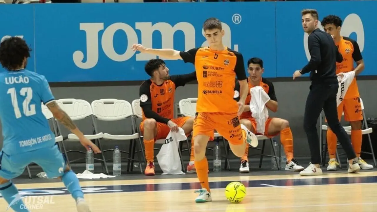 Jorge Quelle, con el bal&oacute;n, es ya jugador del Entrerr&iacute;os Zaragoza. Foto: Cedida