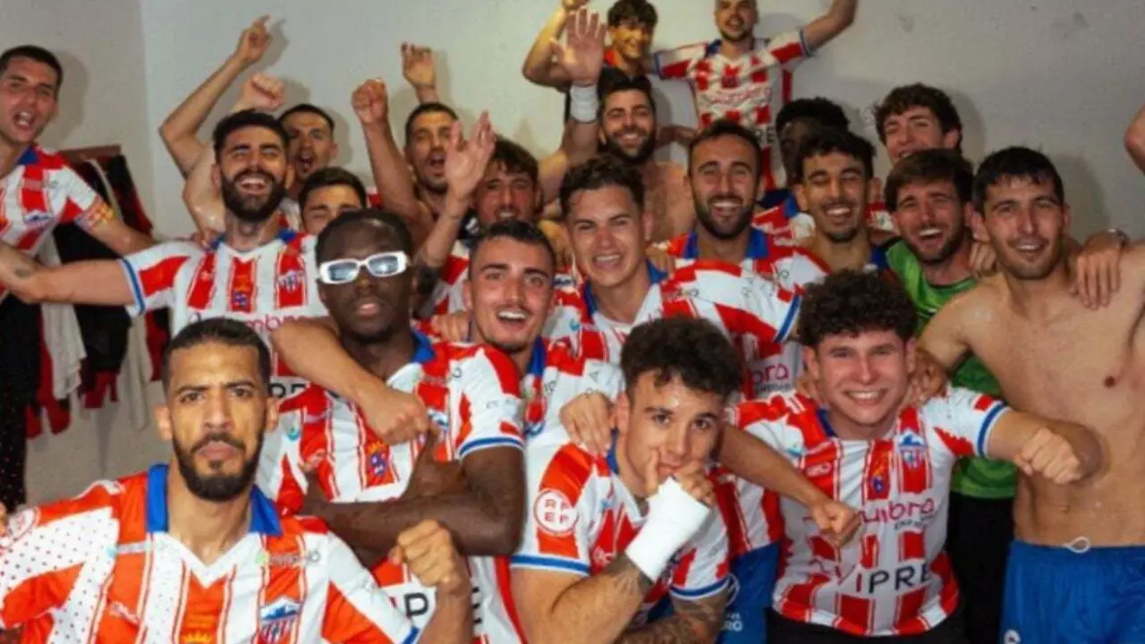 El Atl&eacute;tico Monz&oacute;n tras vencer al Cuarte. Fotograf&iacute;a: At. Monz&oacute;n.