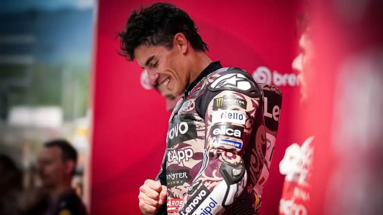 Marc M&aacute;rquez sonrie en el podio de Mugello. Foto: MotoGP