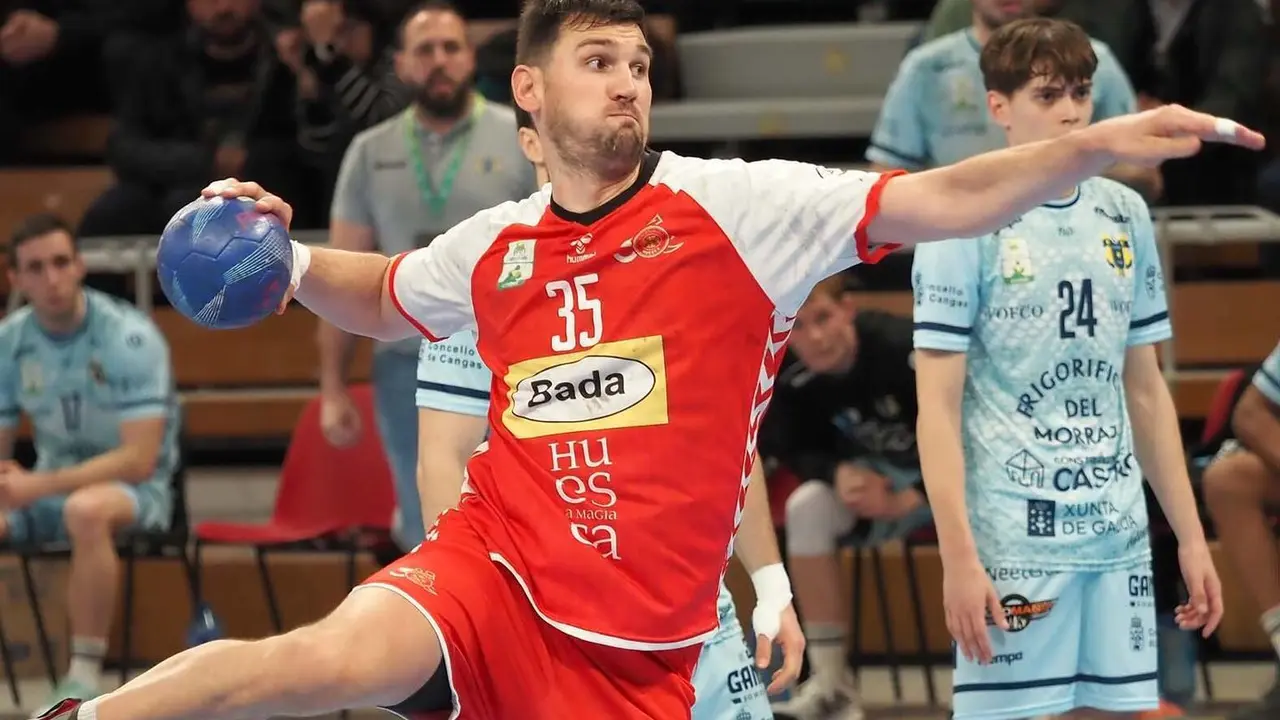 Nenadic, en la imagen, durante el partido contra el Cangas jugado en Huesca la pasada campa&ntilde;a. Foto: C.Pascual