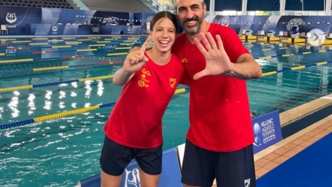 Alba Cabello junto a su entrenador en Grecia. Foto: Club Cadas (Instagram)
