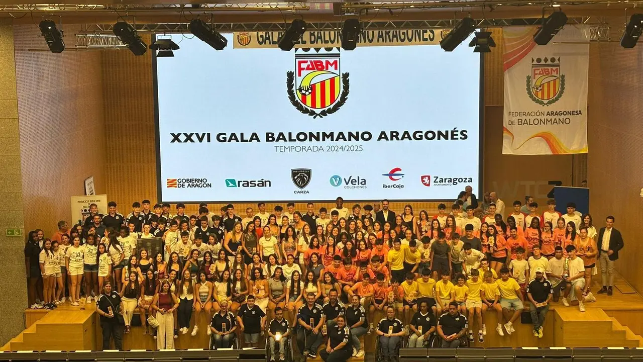 Foto de familia en la Gala del Balonmano Aragon&eacute;s. Fotograf&iacute;a: Federaci&oacute;n Aragonesa de Balonmano.