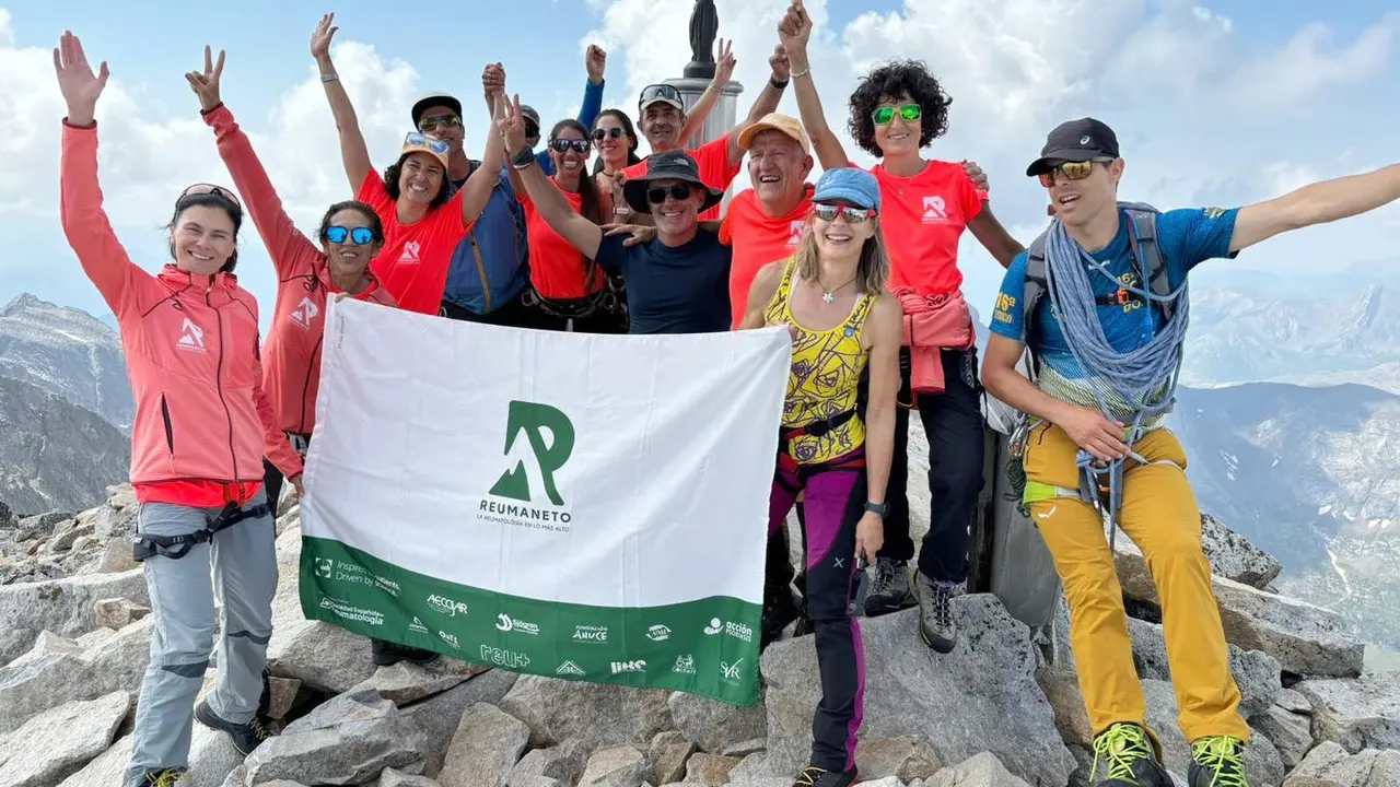 El equipo ReumAneto del Hospital Peset conquista el Aneto. Fotograf&iacute;a: GVA.
