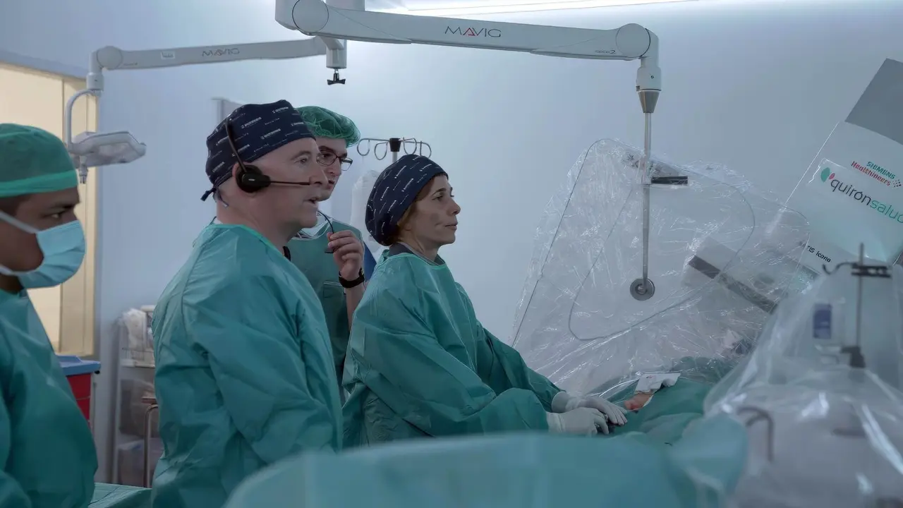 M&eacute;dicos realizando una prueba cardiovascular. Fotograf&iacute;a: Quironsalud Zaragoza.