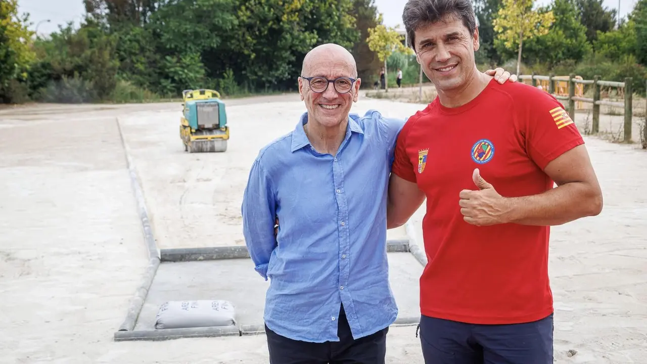 F&eacute;lix Brocate, concejal de Deportes, y Carlos Losilla, presidente de la Federaci&oacute;n Aragonesa de Deportes Tradicionales, durante la visita a la nueva pista de barra aragonesa en Rosales del Canal. Fotograf&iacute;a: Ayuntamiento de Zaragoza.