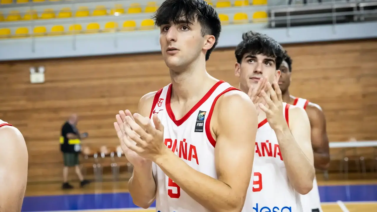 Lucas Langarita, tras disputar el encuentro ante Finlandia. Fotograf&iacute;a: FIBA.