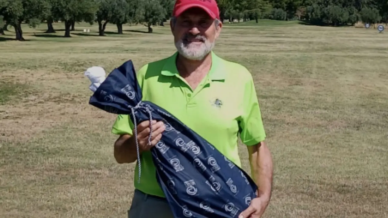Fernando Tresaco, posa con su jam&oacute;n. Fotograf&iacute;a: Golf de Guara.