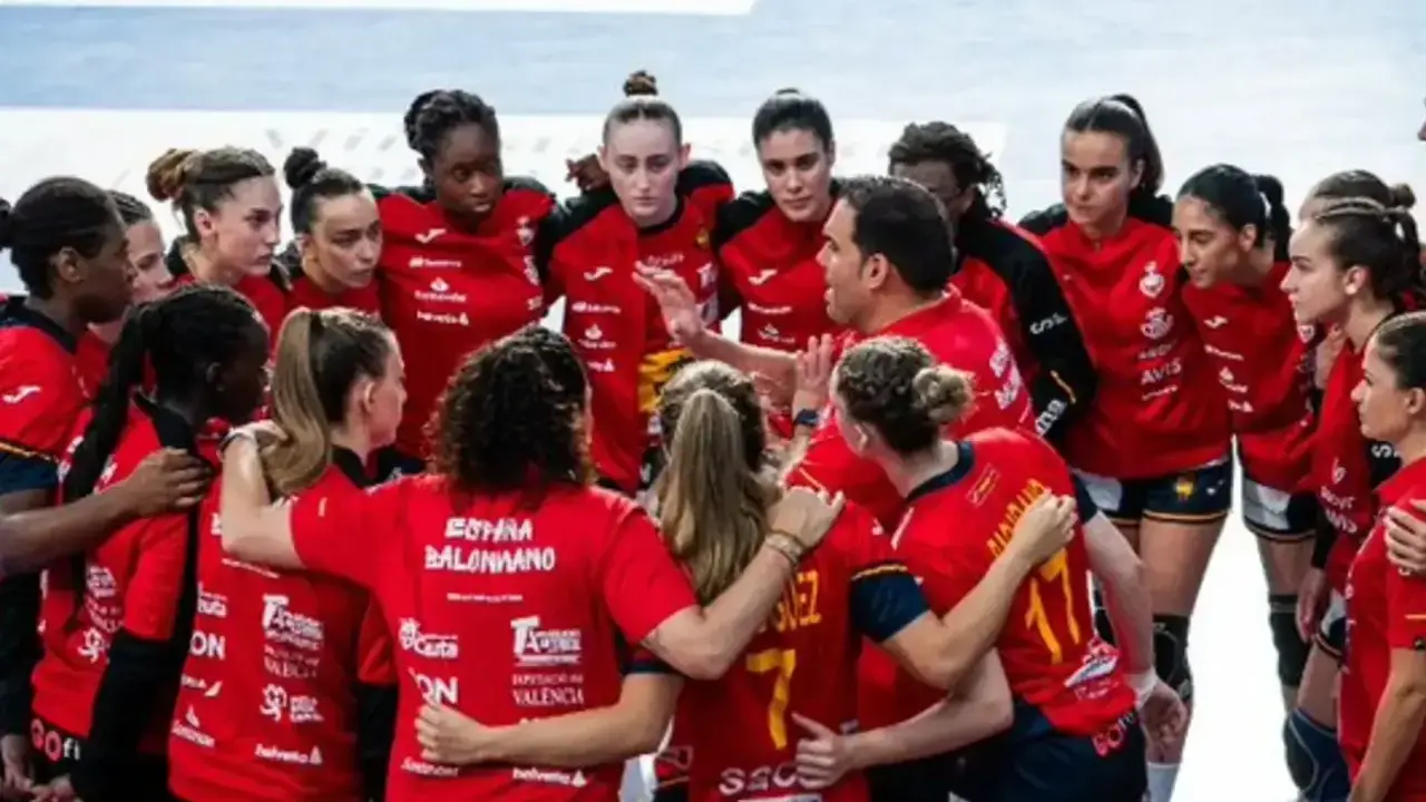 La selecci&oacute;n espa&ntilde;ola femenina. Fotograf&iacute;a: RFEBM.