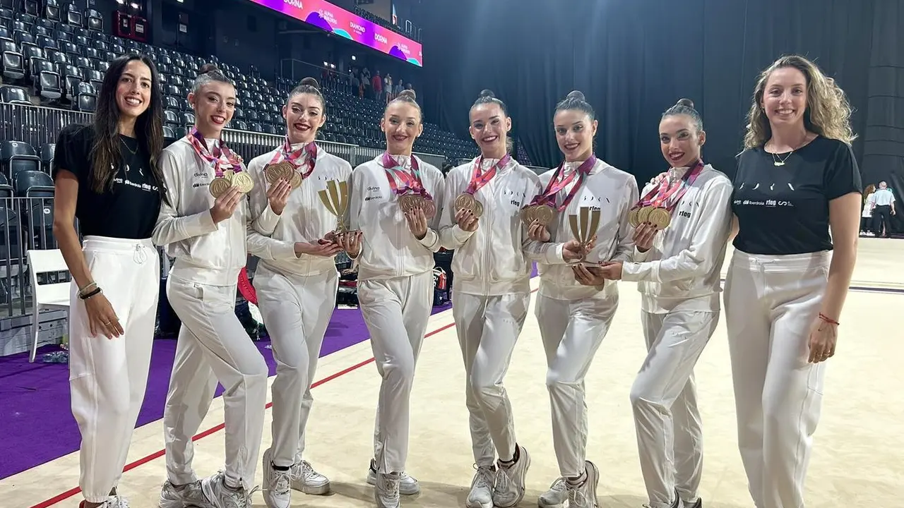 La selecci&oacute;n posa con las medallas conseguidas en Ruman&iacute;a. Fotograf&iacute;a: RFEG.