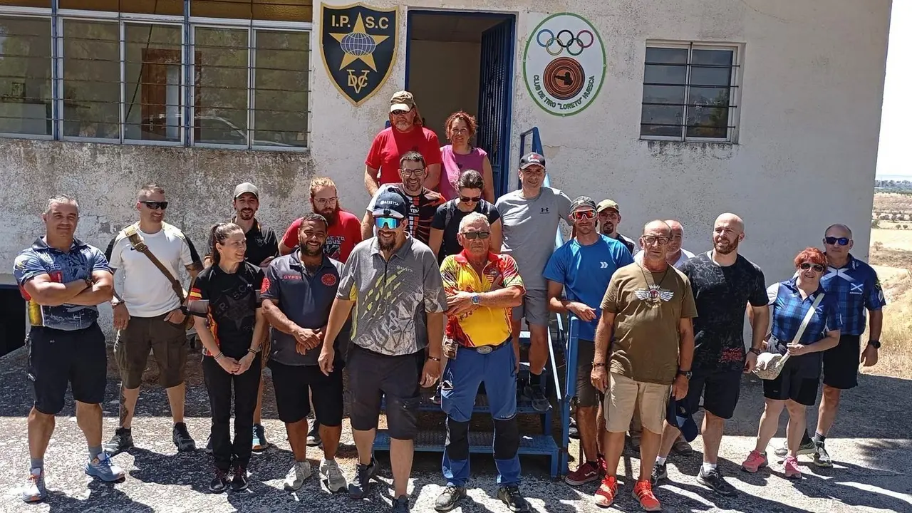 Foto de familia en las actividades deportivas conmemorativas de la festividad de San Lorenzo. Fotograf&iacute;a: Club de Tiro Loreto.