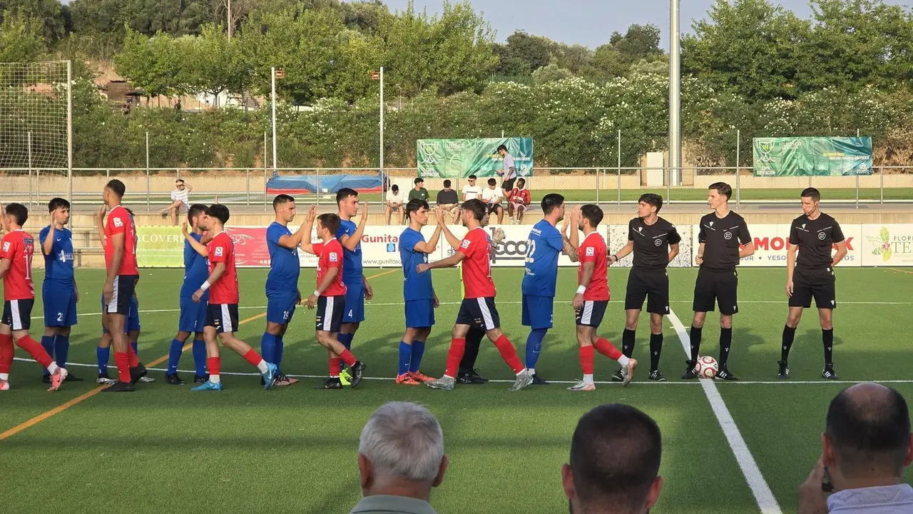Pe&ntilde;a Ferranca y Fraga se saludan antes del partido. Foto: SPORTARAGON