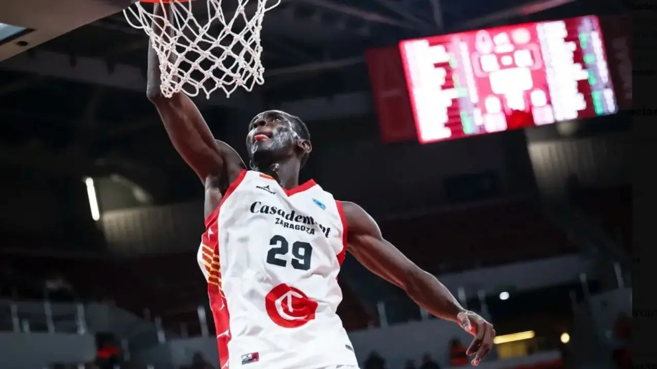 Youssouf Traor&eacute;, en un duelo con el Casademont Zaragoza. Fotograf&iacute;a: Esther Casas / ACB.