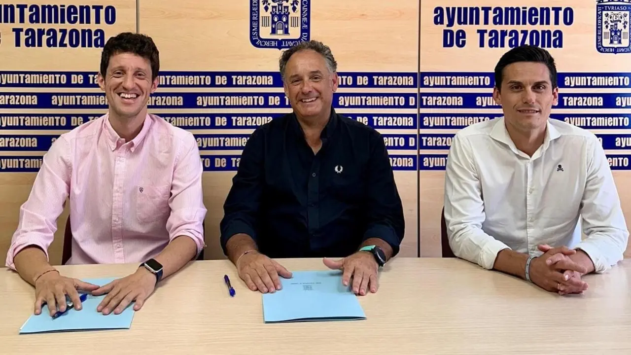 Imagen de la presentaci&oacute;n del convenio firmado entre el Ayuntamiento de Tarazona y la Agrupaci&oacute;n Balonmano Tarazona