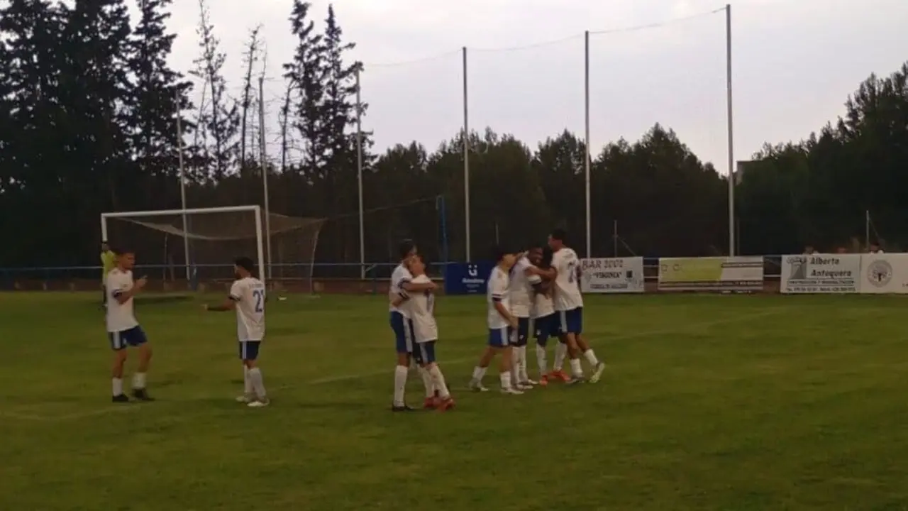 Jugadores del Gurrea celebran un gol ante el Pe&ntilde;as Oscenses. Foto: SPORTARAGON