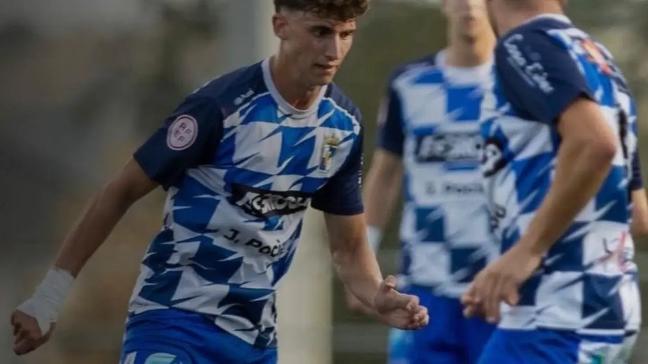 Jugadores del CDJ Tamarite en una acci&oacute;n del partido ante el Monz&oacute;n. Foto: SPORTARAGON