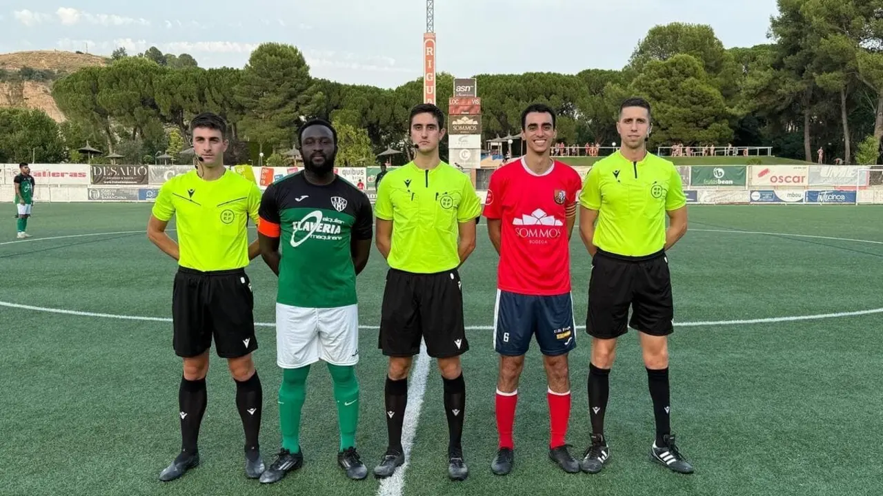 Los capitanes de Fraga y Altorric&oacute;n posan antes del partido con los colegidos. Foto: SPORTARAGON