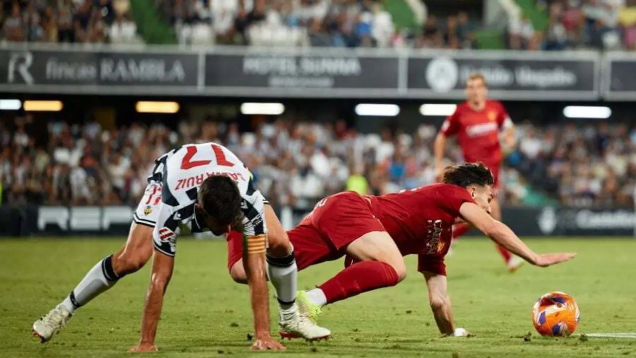 Pau Sans cae en Castalia, en la &uacute;ltima visita del Real Zaragoza | Foto: La Liga