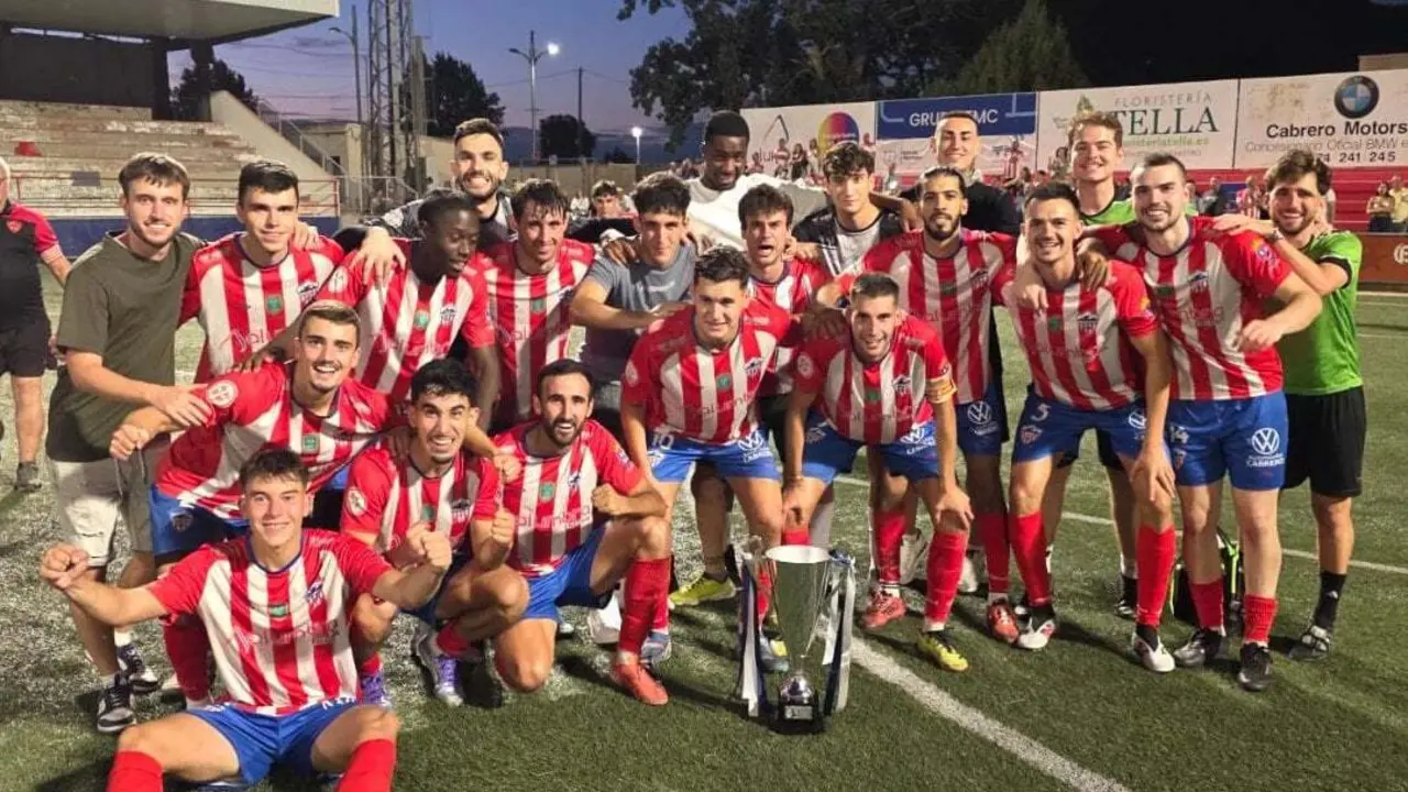 El Atl&eacute;tico Monz&oacute;n celebrando la Copa Federaci&oacute;n. Fotograf&iacute;a: RFAF.