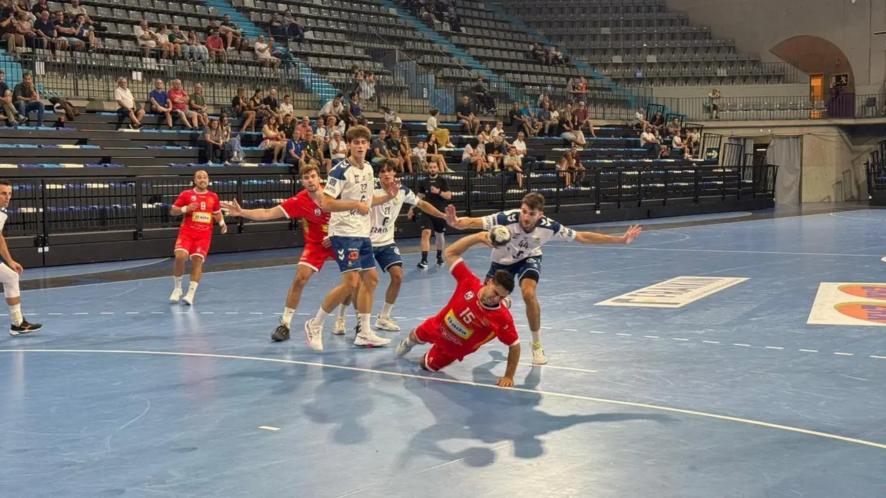 Ignacio Su&aacute;rez busca finalizar desde 6 metros con la oposici&oacute;n de Palomino. Foto: BM Huesca