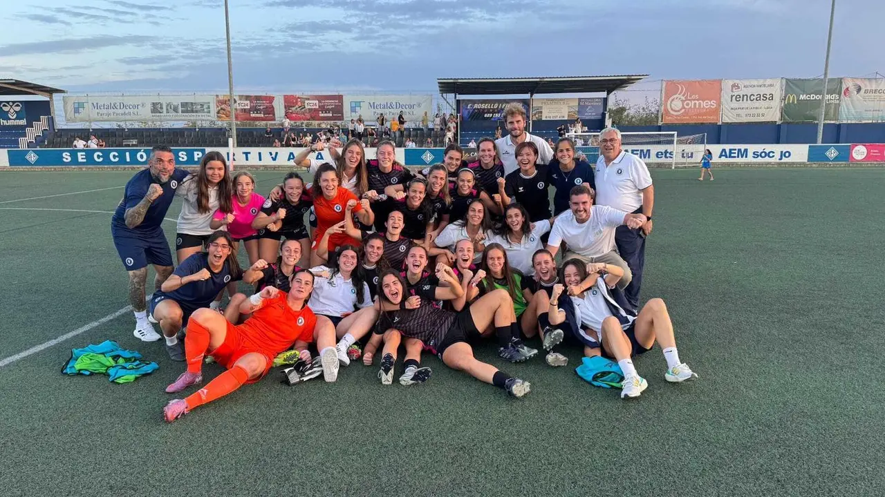 El Zaragoza CFF celebrando sus primeros tres puntos del curso. Fotograf&iacute;a: Zaragoza CFF.