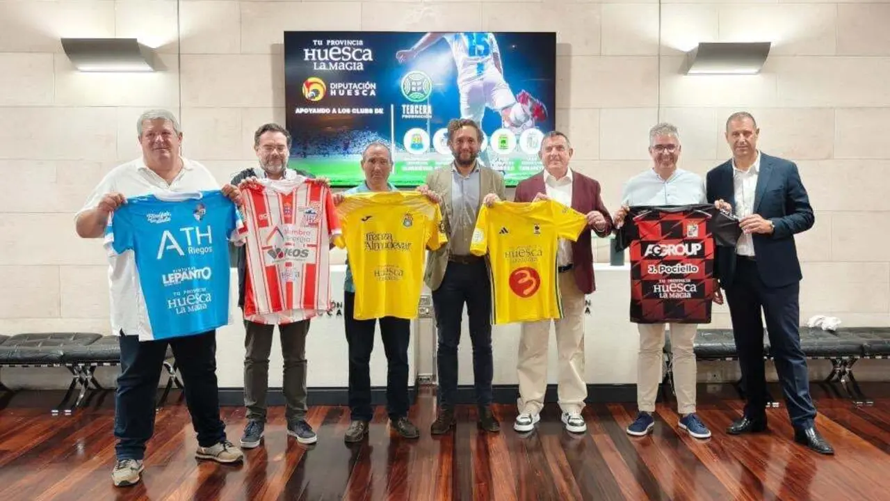 En el centro de la imagen, el presidente de la DPH con los responsable de los cinco equipos altoaragoneses. Foto: DPH
