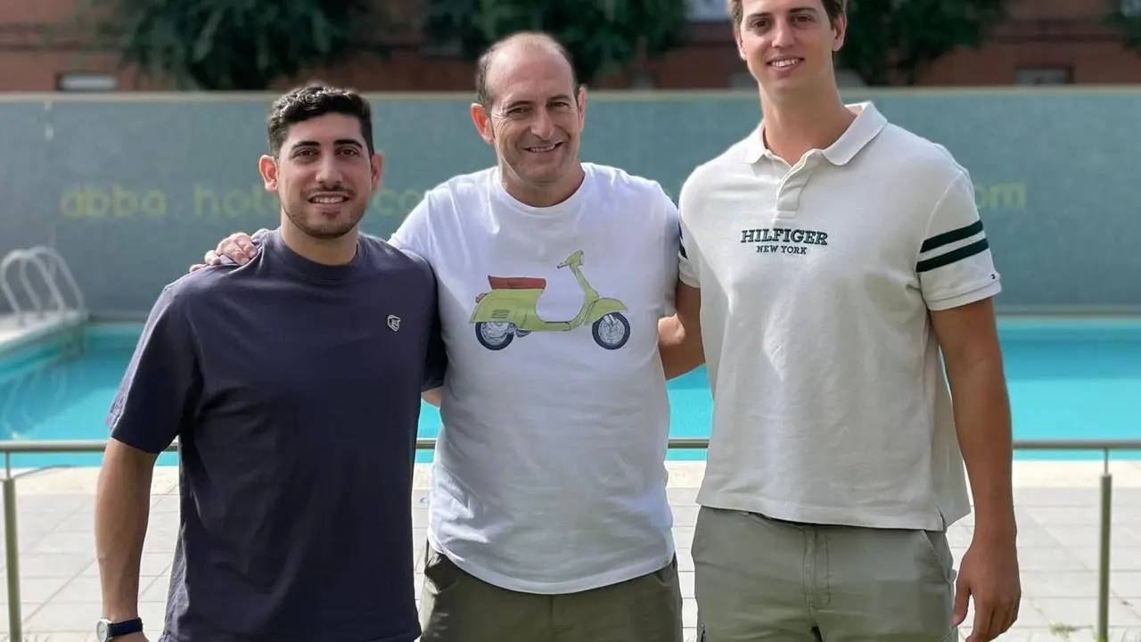 Nolasco, escoltado por dos capitanes del Bada Huesca 'Charly' y Ian Moya, que tambi&eacute;n son de Elche como el preparador del Bada Huesca. Foto: Cedida