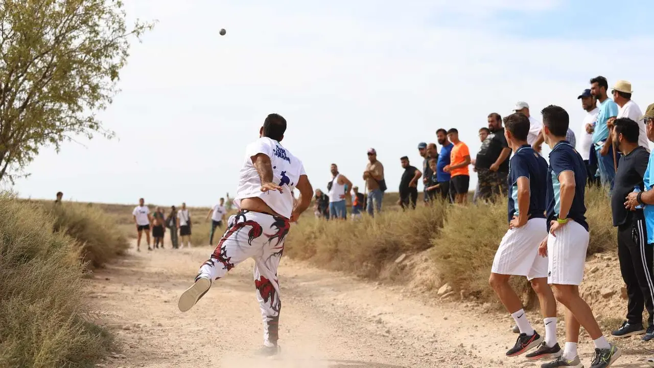 Un lanzamiento durante el Campeonato de Arag&oacute;n de Bola