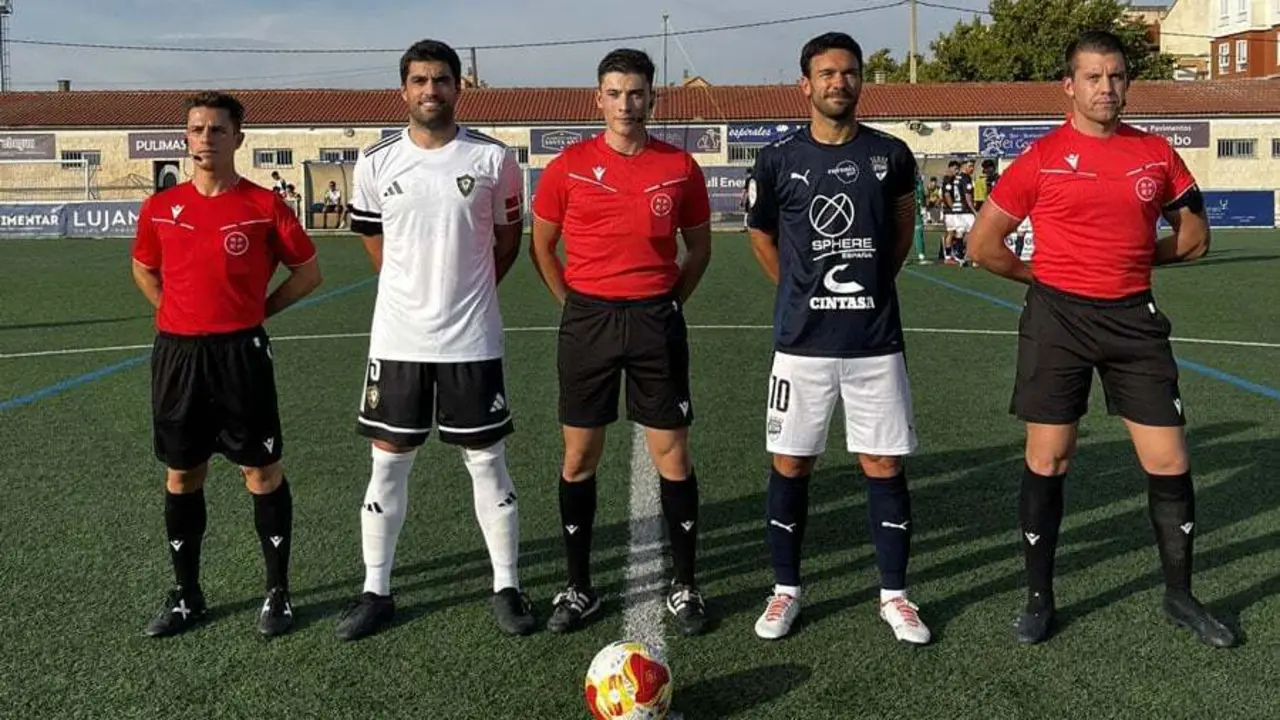 Imagen entre capitanes de Utebo y Gernika y el tr&iacute;o arbitral. Foto: X