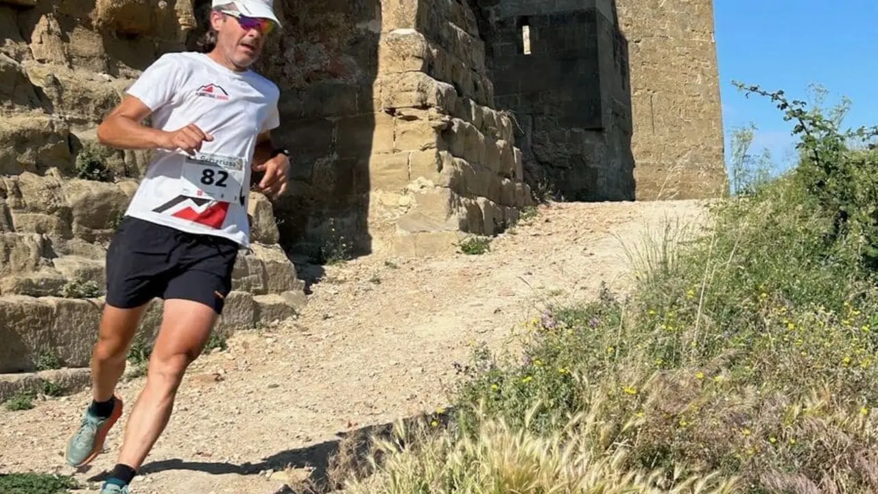 Imagen de un corredor en la versi&oacute;n TRAIL de la Sertoriana del 2024. Foto: Organizaci&oacute;n