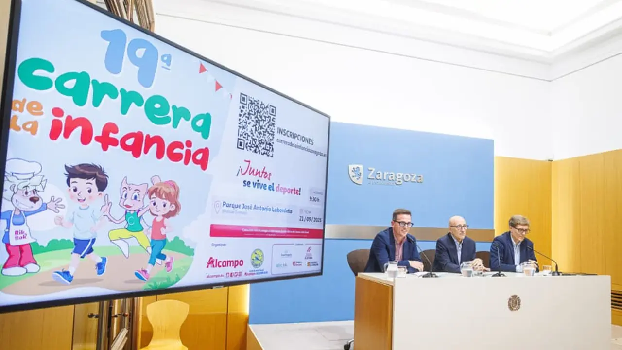 Imagen durante la presentaci&oacute;n de la Carrera de la Infancia en el Ayuntamiento de Zaragoza