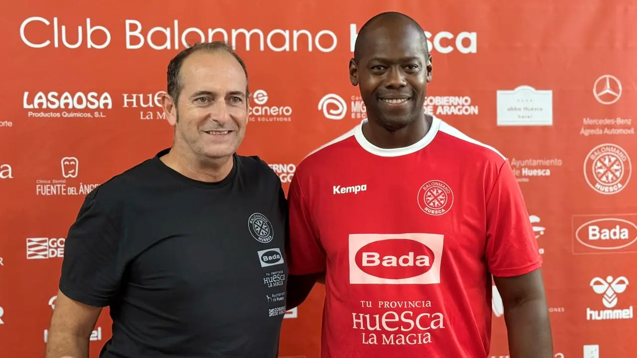 Yoel Cuni, junto a Nolasco, en la presentaci&oacute;n del lateral derecho como jugador del Bada Huesca. Foto: BM Huesca