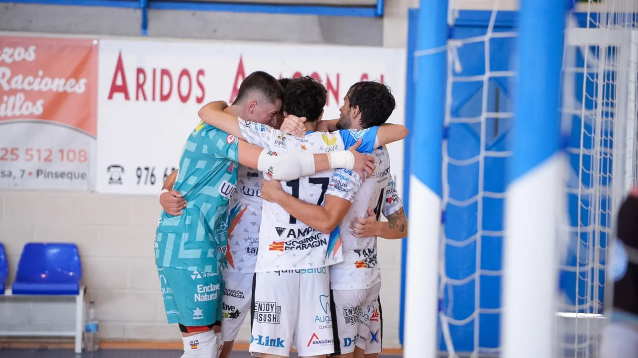 Jugadores del Wanapix Zaragoza se abrazan en un gol de pretemporada. Foto: Alejandro Meavilla