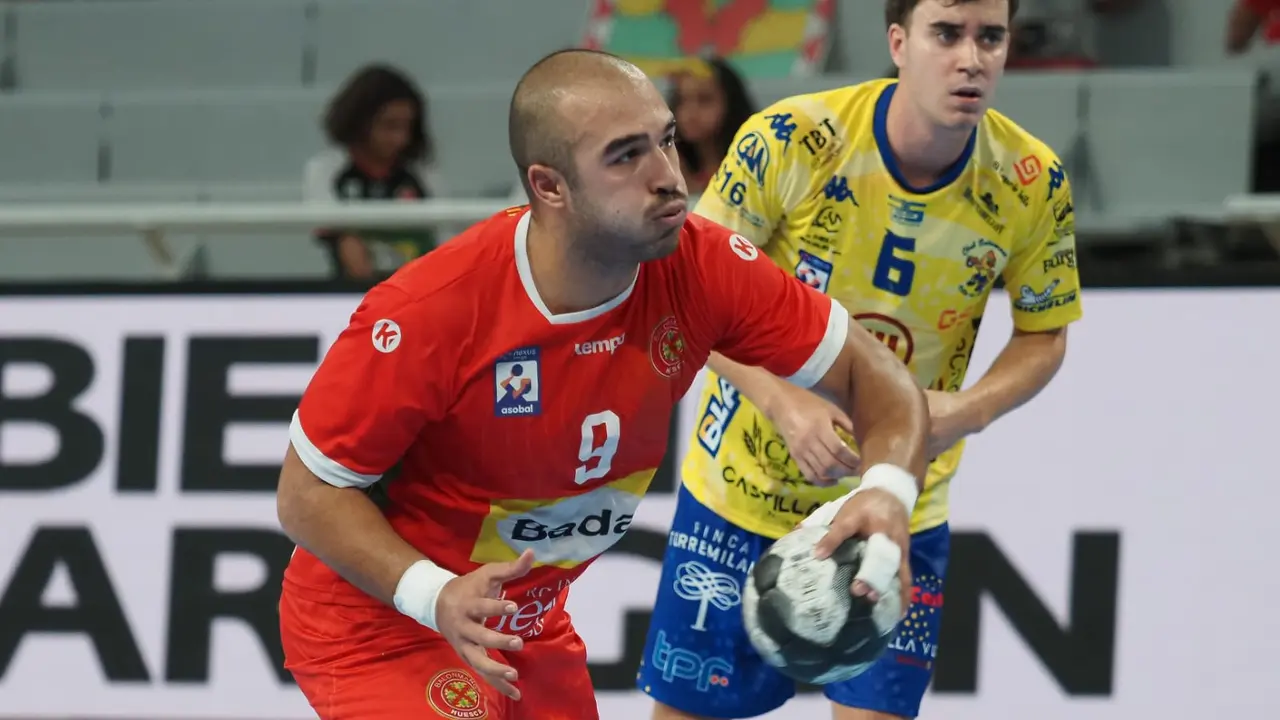 Rafa Paulo se dispone a lanzar un 7 metros en el Bada Huesca - Villa de Aranda. Foto: C.Pascual
