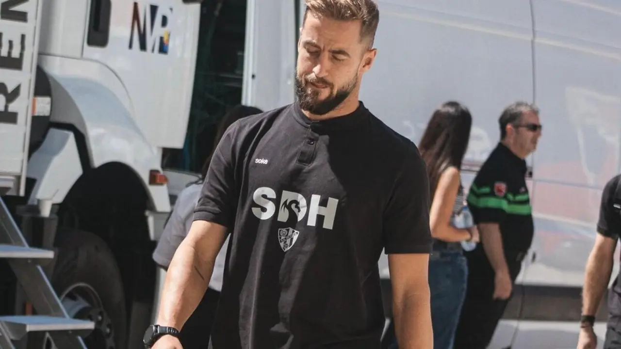 Pulido con la ropa de calle del Huesca (1)