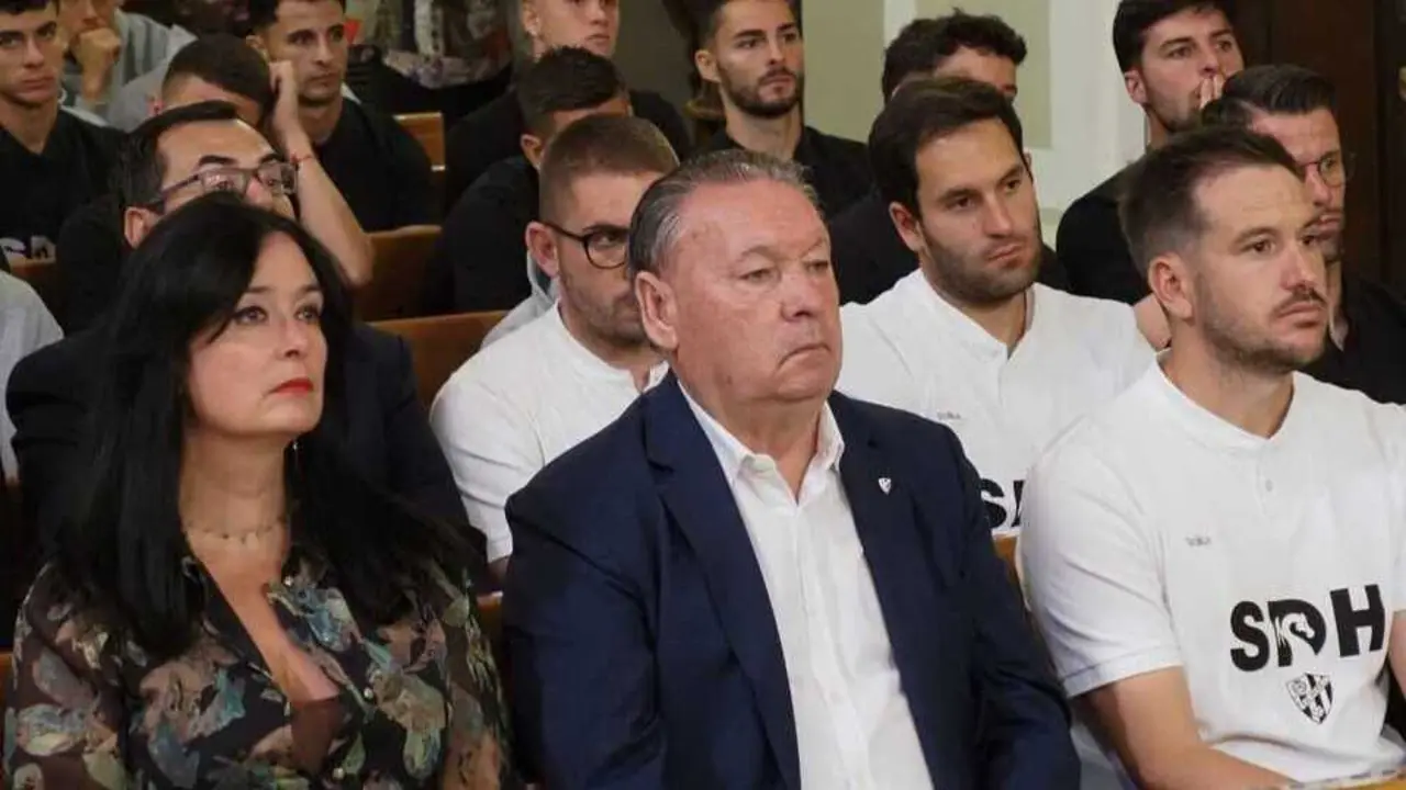 Lasaosa en la ofrenda junto a Guill&oacute; / Carlos Pascual