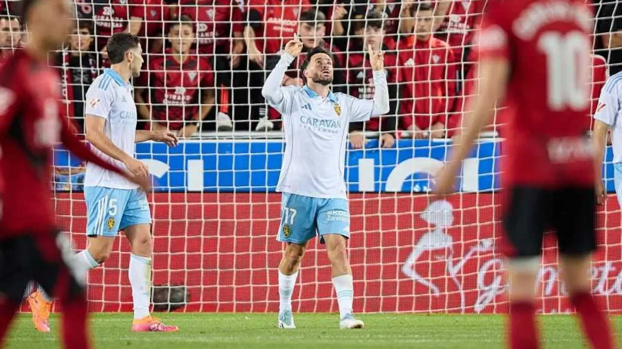 Sebas Moyano celebra su primer gol con la camiseta del Real Zaragoza en Mendizorroza, tanto que dio la victoria al conjunto aragon&eacute;s frente al Mirand&eacute;s (0-1) / LALIGA