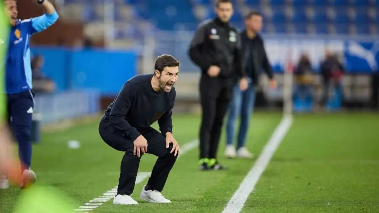 Gabi Fern&aacute;ndez da instrucciones en la banda de Mendizorroza durante la victoria del Real Zaragoza frente al Mirand&eacute;s (0-1) / LALIGA