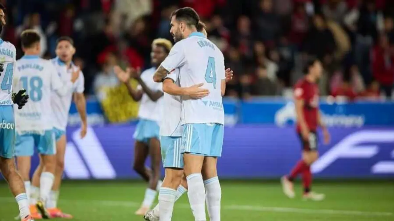 Ins&uacute;a es felicitado tras la victoria ante el Mirand&eacute;s. Fotograf&iacute;a: LaLiga.