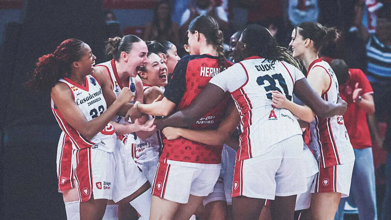 El Casademont Zaragoza celebrando la ag&oacute;nica clasificaci&oacute;n a la Euroliga tras remontar al Brno. Fotograf&iacute;a: Esther Casas / Casademont Zaragoza.