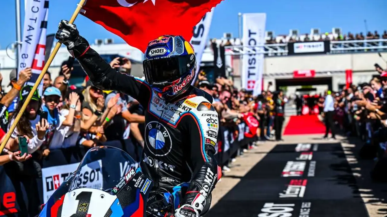 Imagen de Toprak Razgatlioglu celebrando su triunfo en MotorLand Arag&oacute;n en la Victory Lane / Motorland