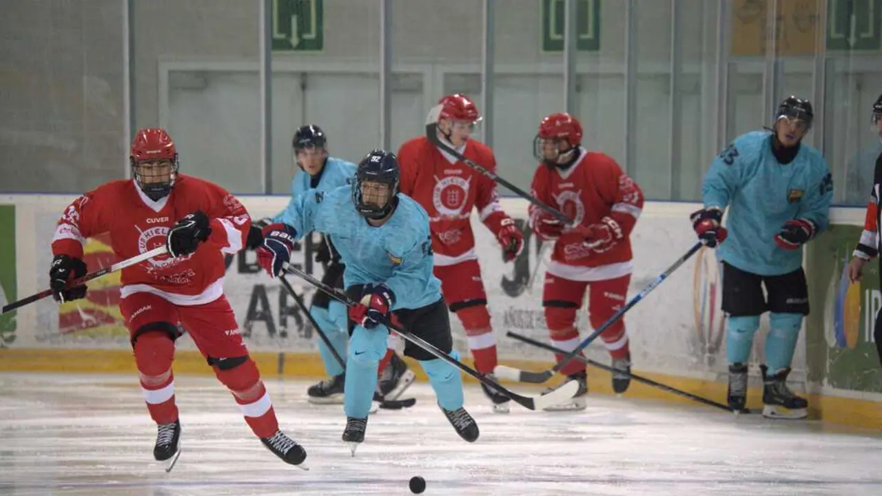 Imagen del partido entre el Club Hielo Jaca y el Bar&ccedil;a Hockey Gel / Rebeca Ruiz