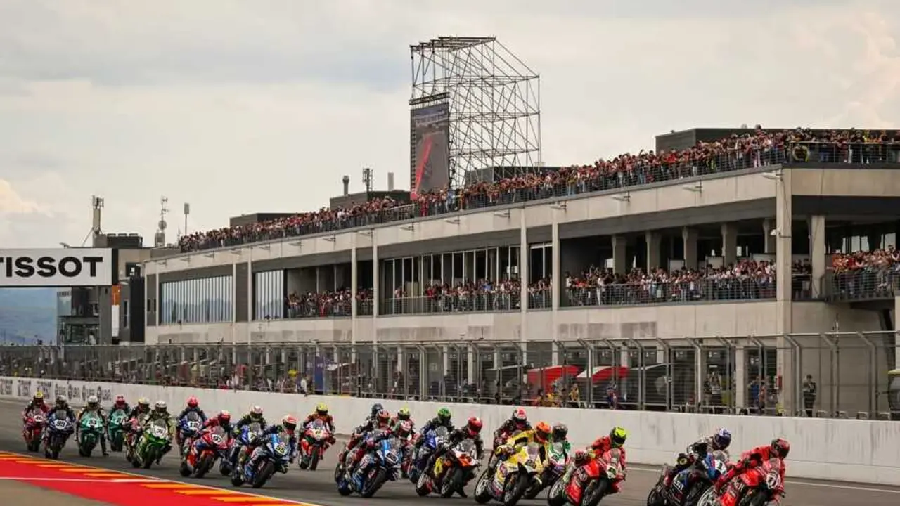 Imagen de la salida de WorldSBK en la Race 2 en MotorLand Arag&oacute;n