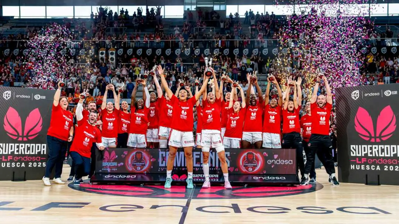 El Casademont Zaragoza levantando el trofeo de la Supercopa tras vencer al Valencia en una hist&oacute;rica tarde en el Palacio de los Deportes de Huesca. Fotograf&iacute;a: Esther Casas / Casademont Zaragoza.