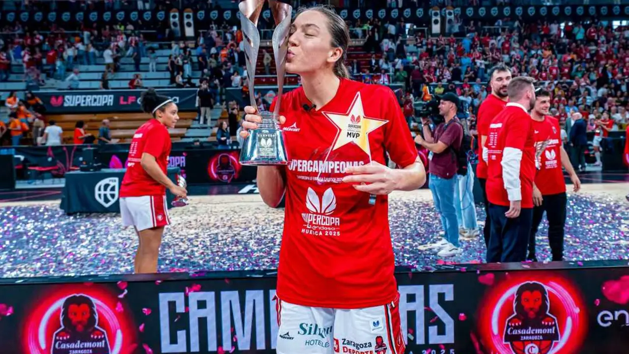 Helena Pueyo, con la Supercopa y el trofeo de MVP. Fotograf&iacute;a: FEB.