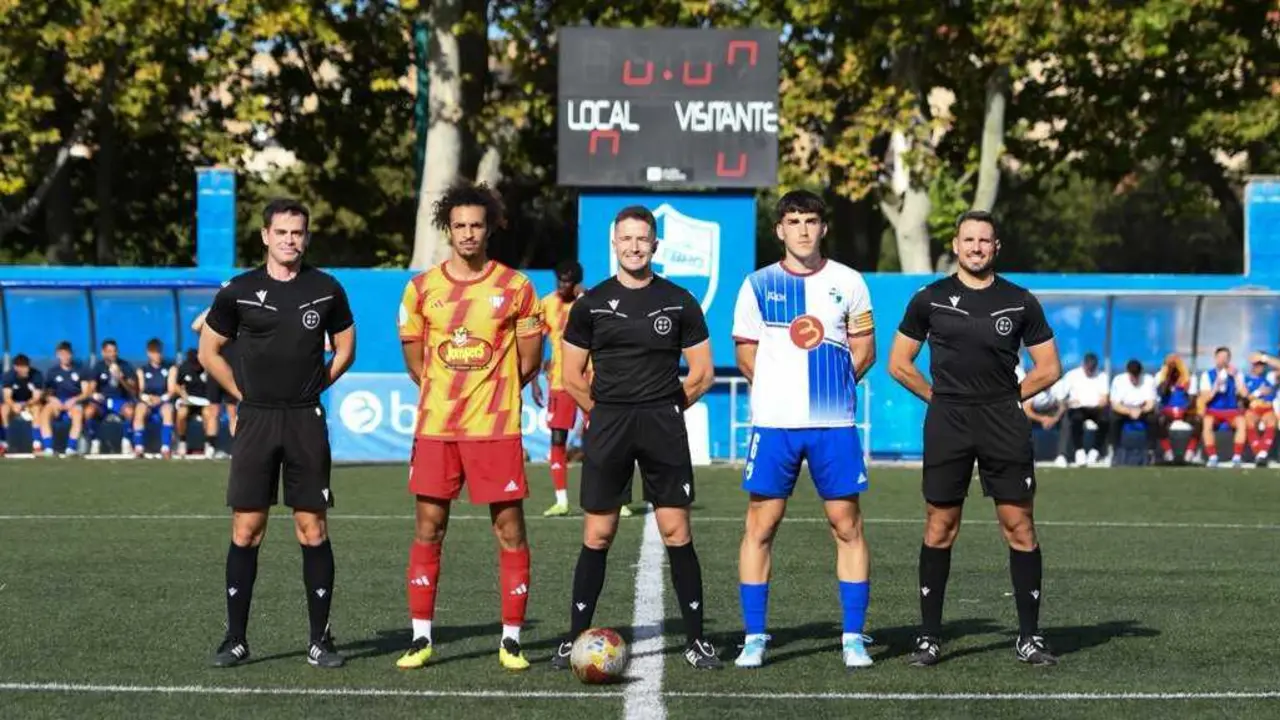 Foto de capitanes antes del inicio del derbi entre Ebro y Ejea. Fotograf&iacute;a: CD Ebro.